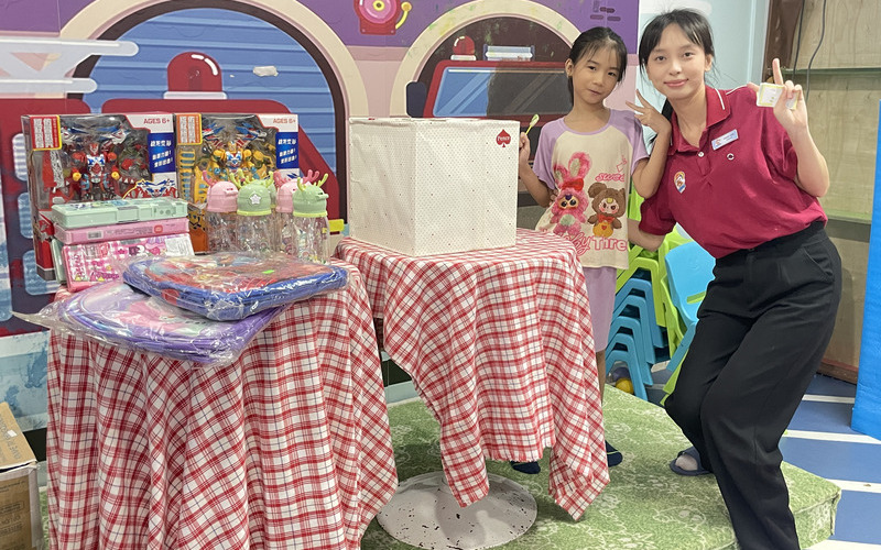 Bé hào hứng trong buổi công bố kết quả sự kiện Back to School (Nguồn: DONNA)