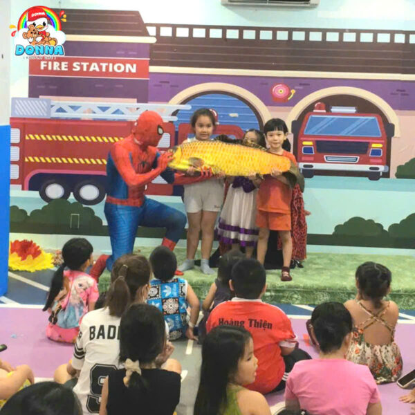 Ảo thuật gia siêu anh hùng - Đêm biểu diễn ý nghĩa cho các bé (Nguồn: DONNA)