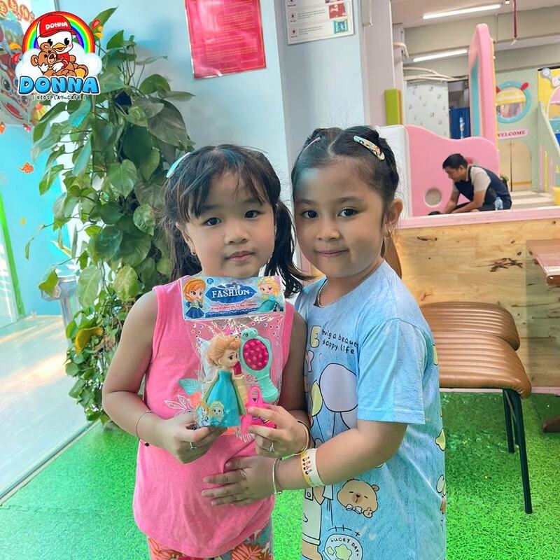 Bé vui chơi cùng bạn trong sự kiện bốc thăm trúng thưởng tháng 3 lần 4 (Nguồn: DONNA)