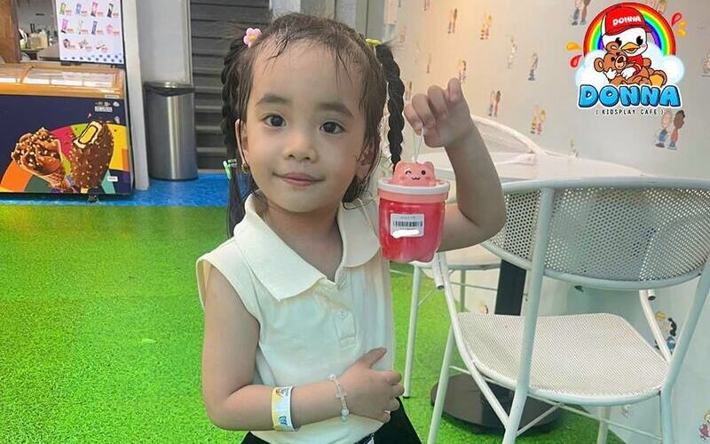 Bé vui khi nhận quà trong sự kiện bốc thăm trúng thưởng tháng 3 lần 5 (Nguồn: DONNA)