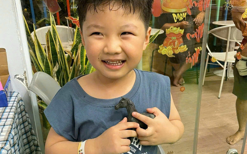 Bé rạng rỡ khi nhận được quà (Nguồn: DONNA)