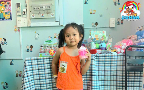 Bé vui vẻ trong chương trình bốc thăm trúng thưởng tháng 4 lần 1 (Nguồn: DONNA)