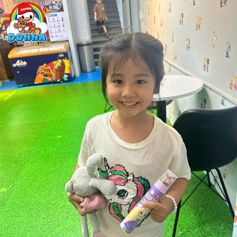 Bé vui chơi thả ga, nhận quà ý nghĩa từ DONNA (Nguồn: DONNA)