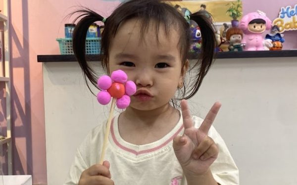 Bé tạo dáng cùng thành phẩm của mình (Nguồn: DONNA)
