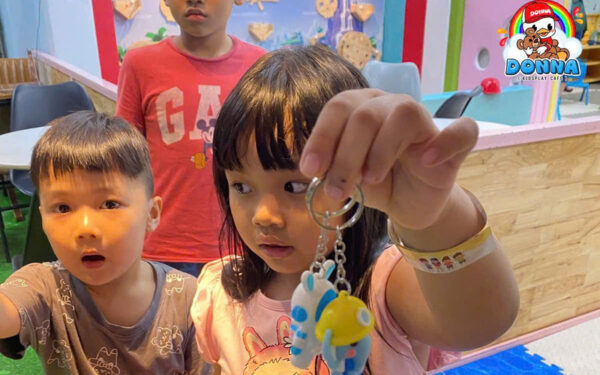 Hình ảnh bé tham gia bóc túi mù (Nguồn: DONNA)
