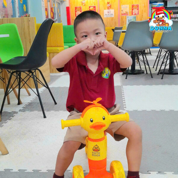 Hân hoan chào đón các bé trường mầm non Vàng Anh (Nguồn: DONNA)
