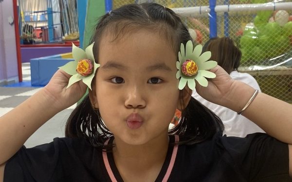 Cảm nhận của bé khi tham gia workshop Làm hoa kẹo tại DONNA