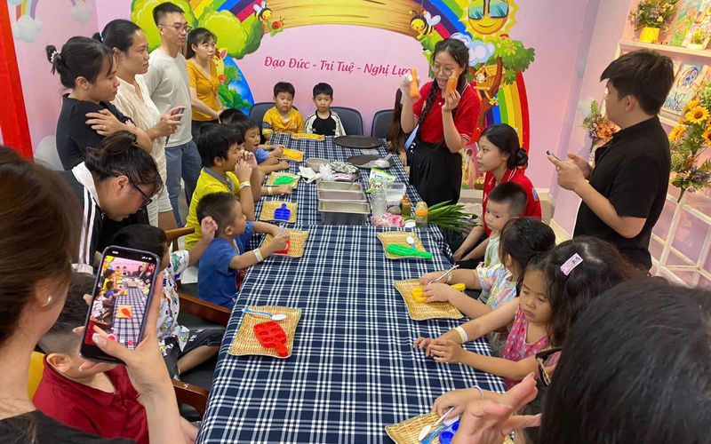 Hình ảnh Làm bánh phục linh: Các bé được hướng dẫn làm bánh (Nguồn: DONNA)