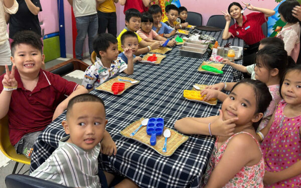 Hình ảnh Làm bánh phục linh: Bé yêu tỏa sáng (Nguồn: DONNA)