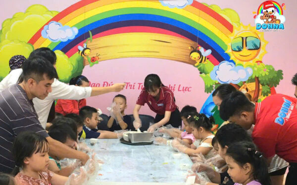 Hình ảnh làm cơm nắm cực đáng yêu tại DONNA (Nguồn: DONNA)