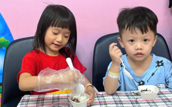 Bé tham gia làm cơm nắm với sự vui vẻ, thoải mái (Nguồn: DONNA)