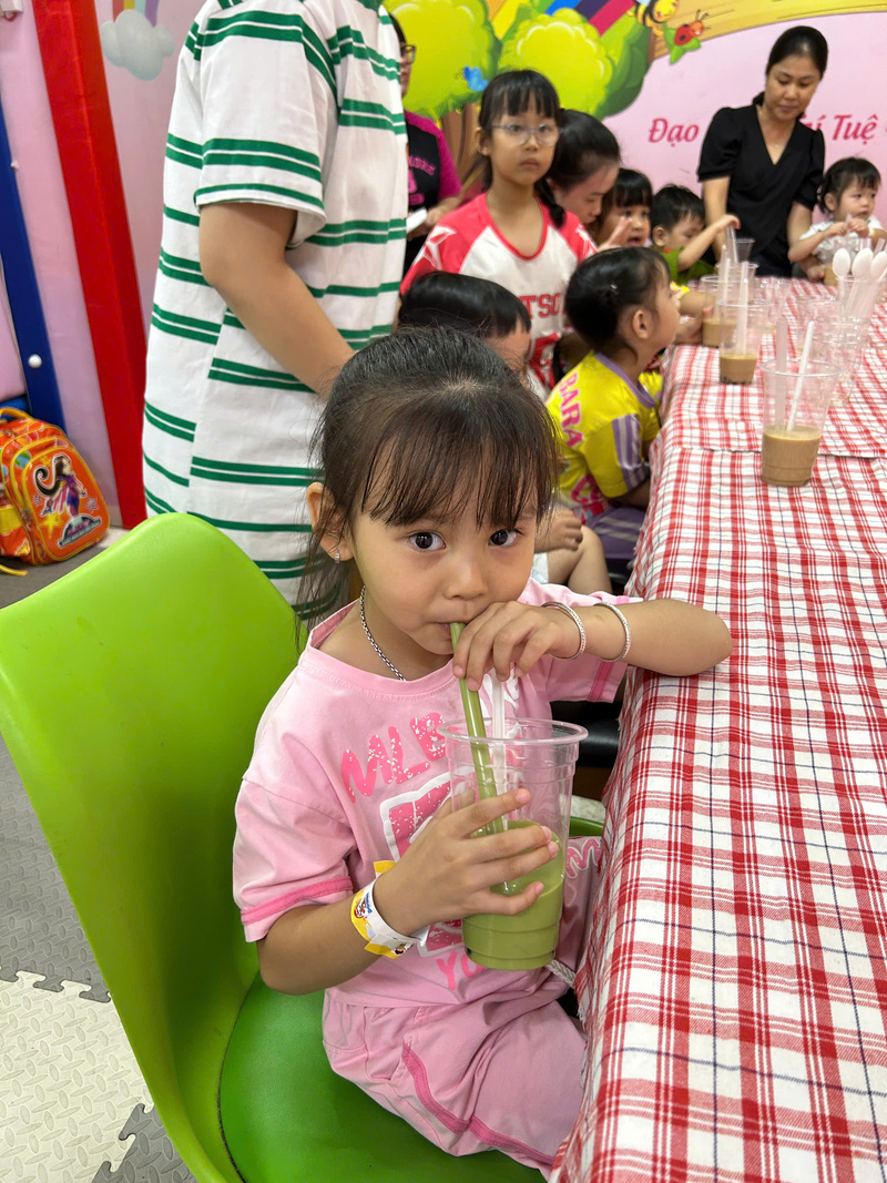 Hình ảnh Làm trà sữa: Bé thưởng thức trà sữa ngon lành (Nguồn: DONNA)