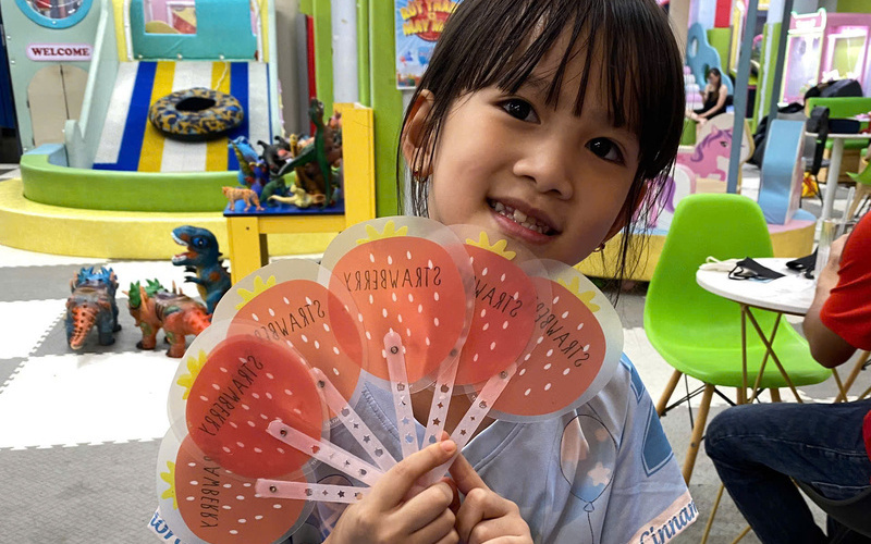 Những món quà ý nghĩa trong chương trình rút thăm trúng thưởng (Nguồn: DONNA)