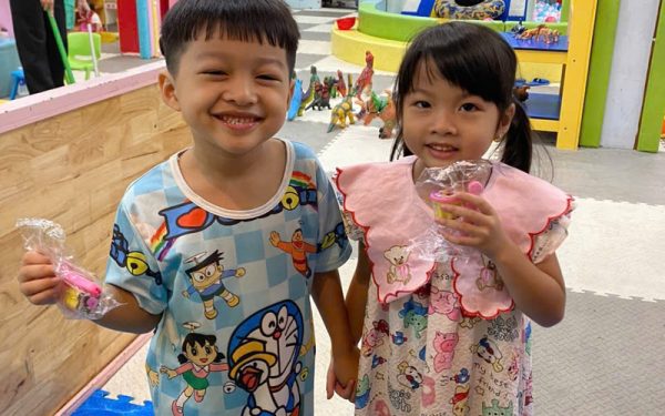 Bé cùng bạn tham gia rút thăm trúng thưởng (Nguồn: DONNA)