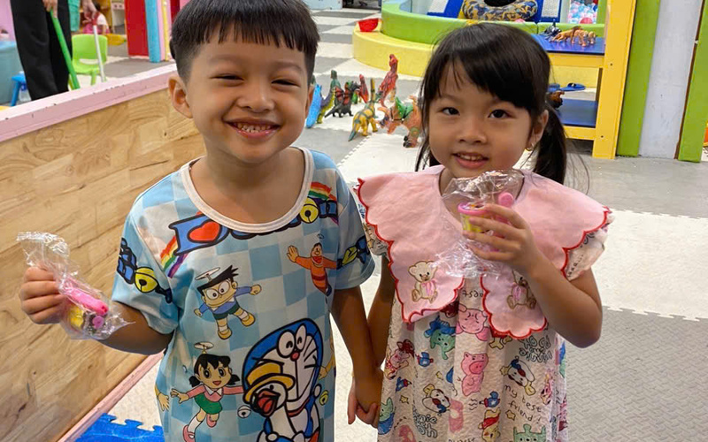 Bé cùng bạn tham gia rút thăm trúng thưởng (Nguồn: DONNA)