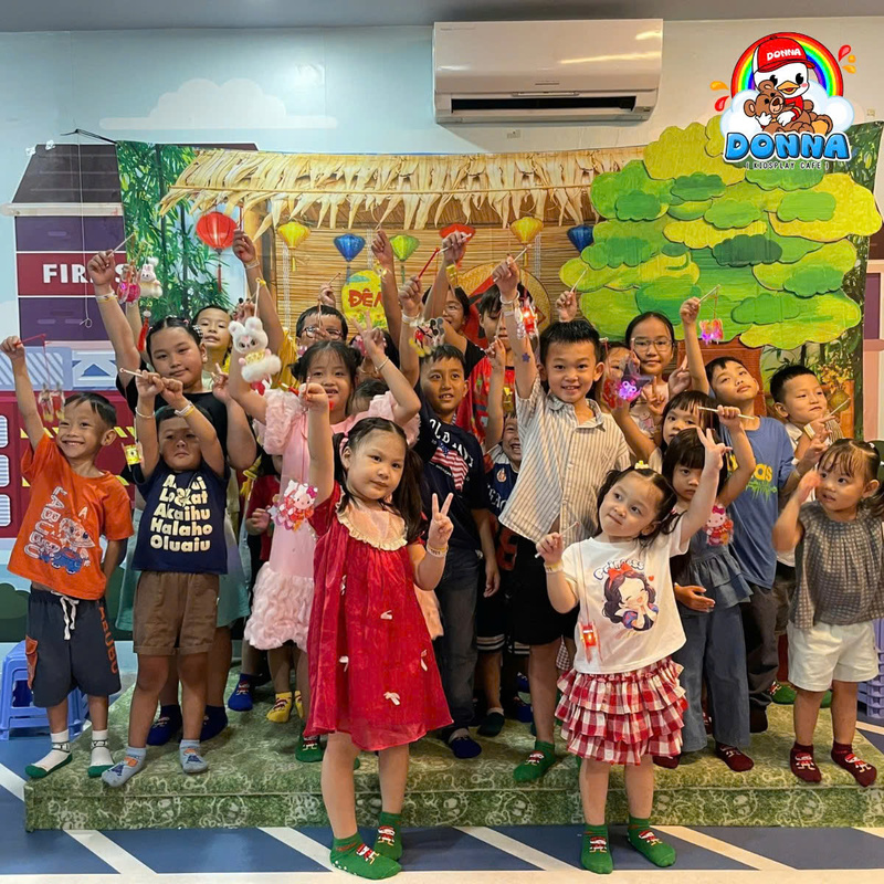 Các bé tham gia chụp hình để lưu giữ hình ảnh về sự kiện (Nguồn: DONNA)