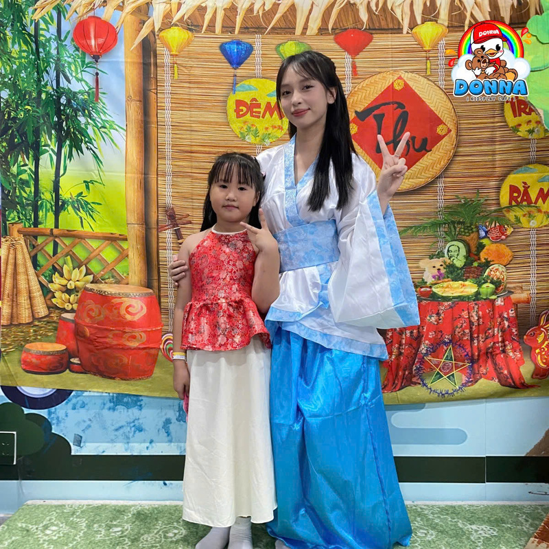 Bé chụp hình cùng chị Hằng (Nguồn: DONNA)