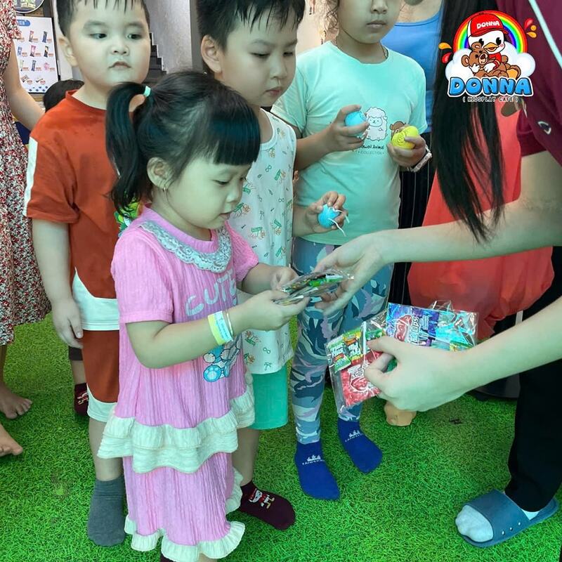 Hình ảnh bé chờ được nhận quà (Nguồn: DONNA)