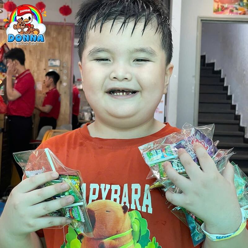 Bé cười tít mắt khi nhận được quà (Nguồn: DONNA)