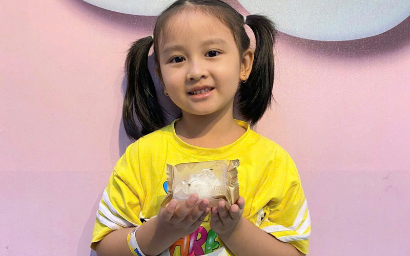 Bé cùng thành phẩm tự tay làm - Hình ảnh workshop Bánh trung thu (Nguồn: DONNA)