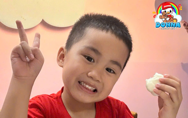 Bé thưởng thức bánh trung thu ngon lành - Hình ảnh workshop Bánh trung thu (Nguồn: DONNA)