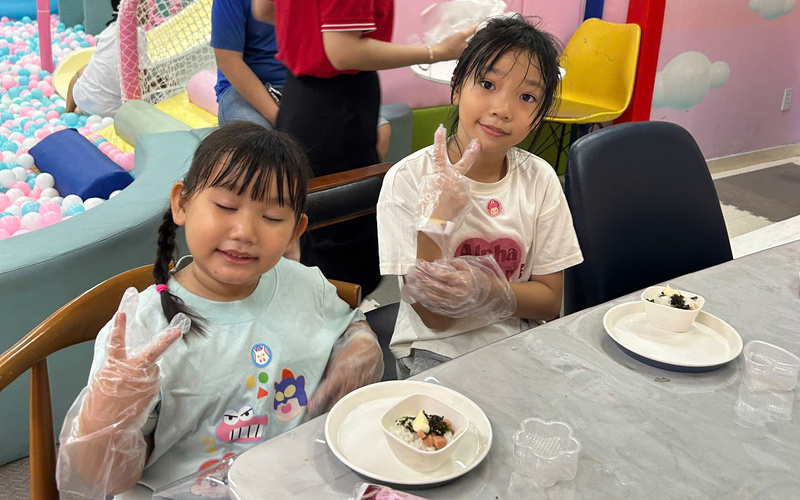Hình ảnh Workshop làm Cơm Nắm: Bé chụp ảnh kỷ niệm cùng bạn thân (Nguồn: DONNA)