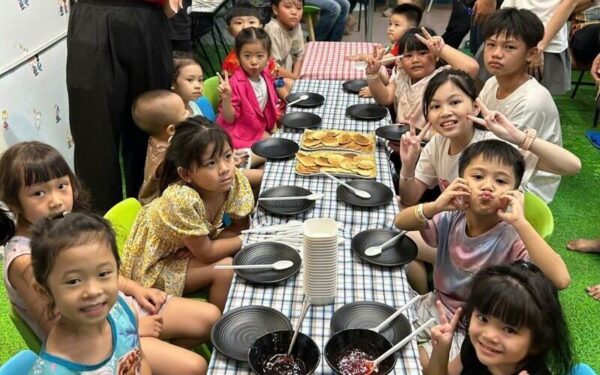 Học làm bánh rán cùng đầu bếp nhí (Nguồn: DONNA)