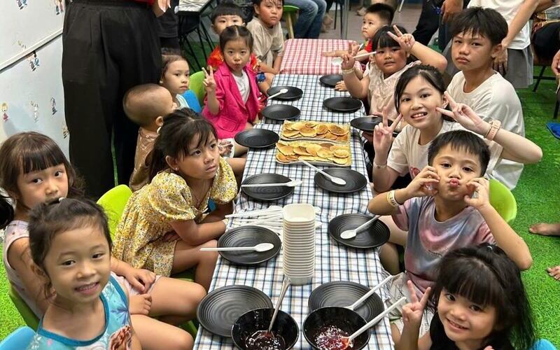 Học làm bánh rán cùng đầu bếp nhí (Nguồn: DONNA)