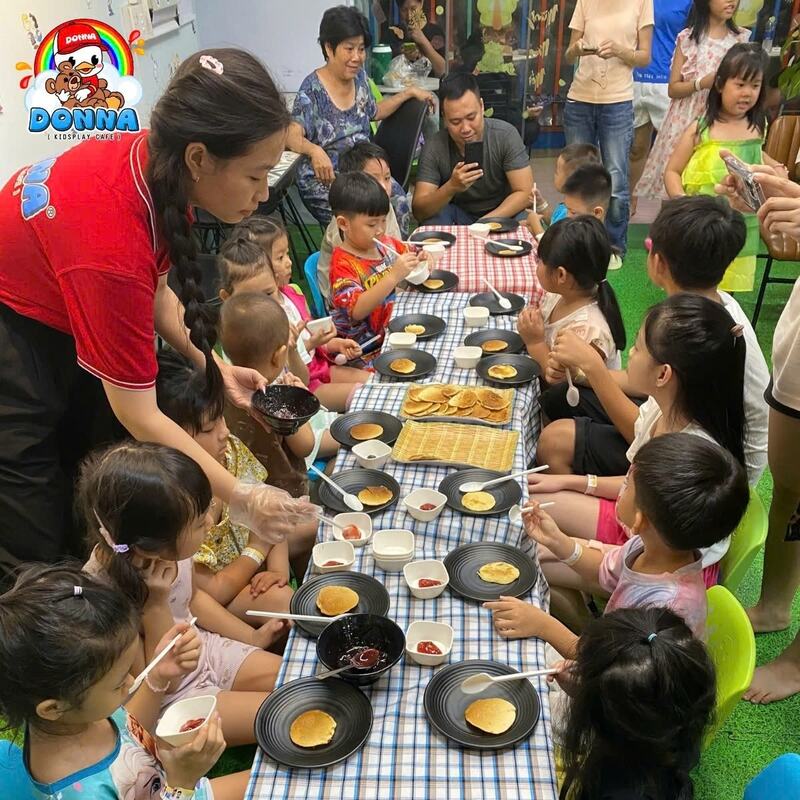 Các bé háo hức khi được họa làm bánh rán (Nguồn: DONNA)