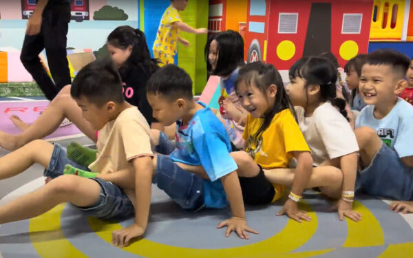 Khoảnh khắc tham gia minigame đua thuyền trên cạn (Nguồn: DONNA)