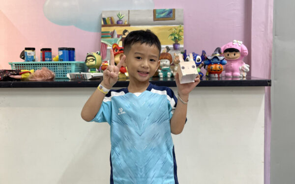 Bé cùng mô hình giấy 3D (Nguồn: DONNA)