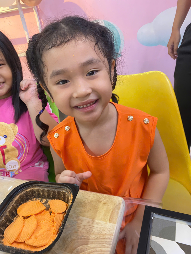 Bé vui vẻ tham gia workshop khoai tây lắc (Nguồn: DONNA)