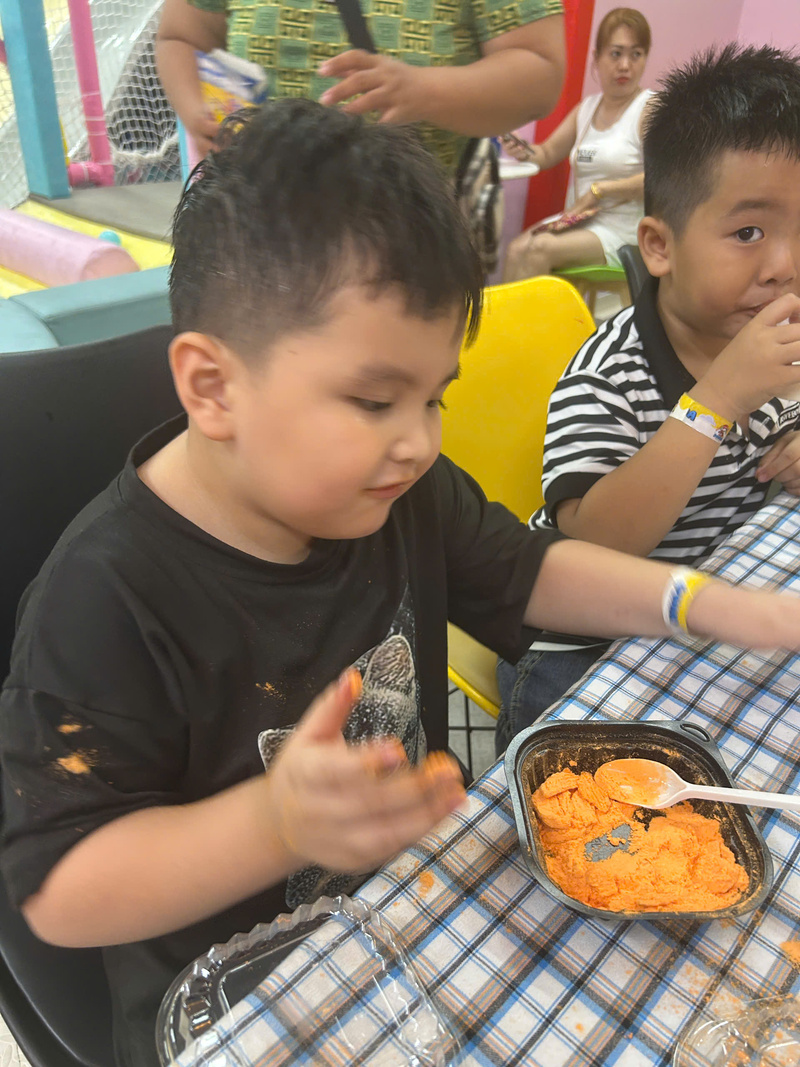 Bé thưởng thức khoai tây lắc phô mai (Nguồn: DONNA)