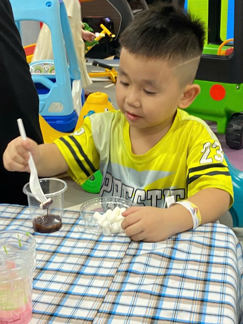 Khoảnh khắc workshop Marshmallow: Bé thích thú thưởng thức món ngon (Nguồn: DONNA)