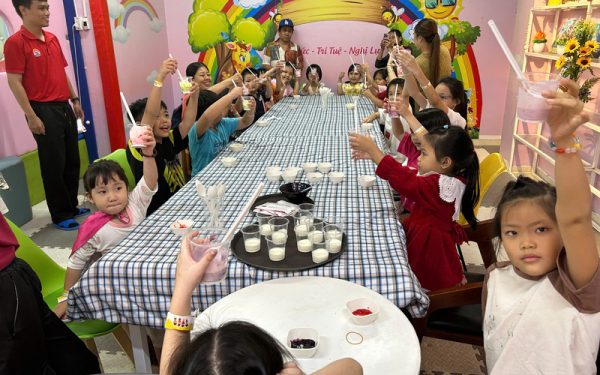 Khoảnh khắc workshop Sữa chua trái cây: Các bé hào hứng cùng thành phẩm (Nguồn: DONNA)