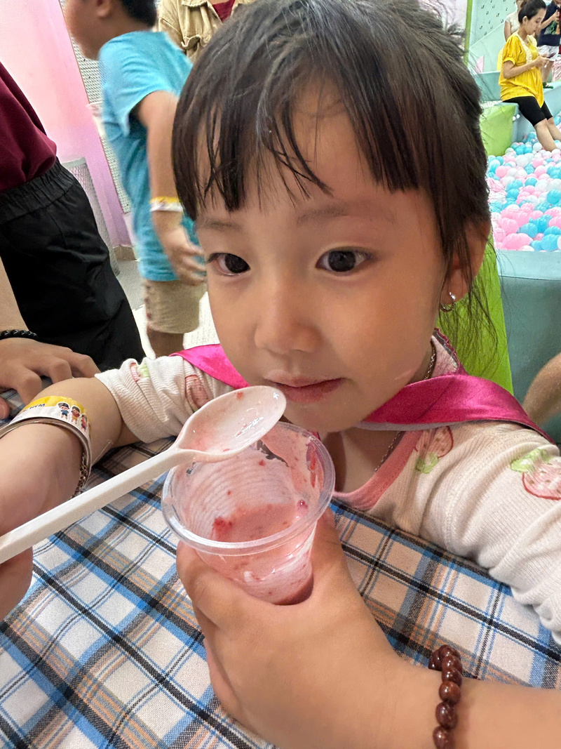 Khoảnh khắc workshop Sữa chua trái cây: Bé thưởng thức món ngon (Nguồn: DONNA)