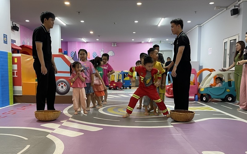 Nhân viên luôn vui chơi và giám sát sự an toàn cho bé (Nguồn: DONNA)