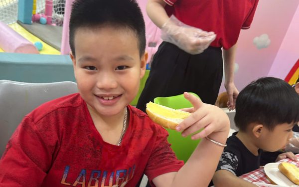 Bé háo hức tham gia Workshop Làm bánh mì bơ đường (Nguồn: DONNA)