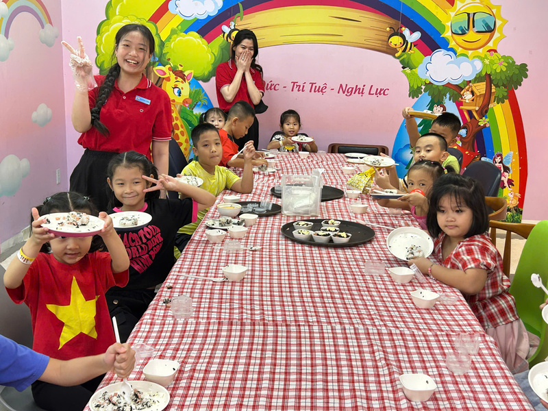 Các bé cùng thành quả trong workshop Làm cơm nắm 1/9 (Nguồn: DONNA)