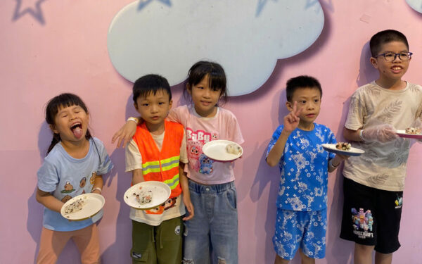 Hình ảnh các bé làm cơm nắm tại DONNA (Nguồn: DONNA)
