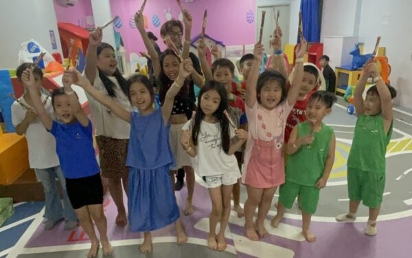 Bé vui vẻ tham gia minigame Ai nhanh hơn (Nguồn: DONNA)