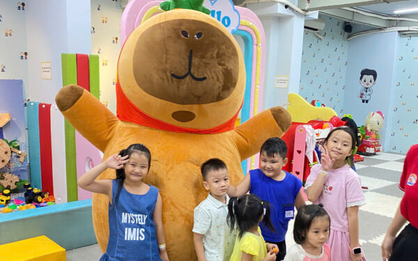 Hình ảnh đẹp của các bé cùng mascot Capybara tại DONNA (Nguồn: DONNA)