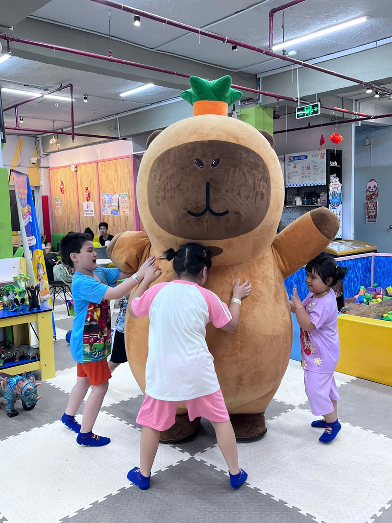 Bé tương tác cùng mascot (Nguồn: DONNA)