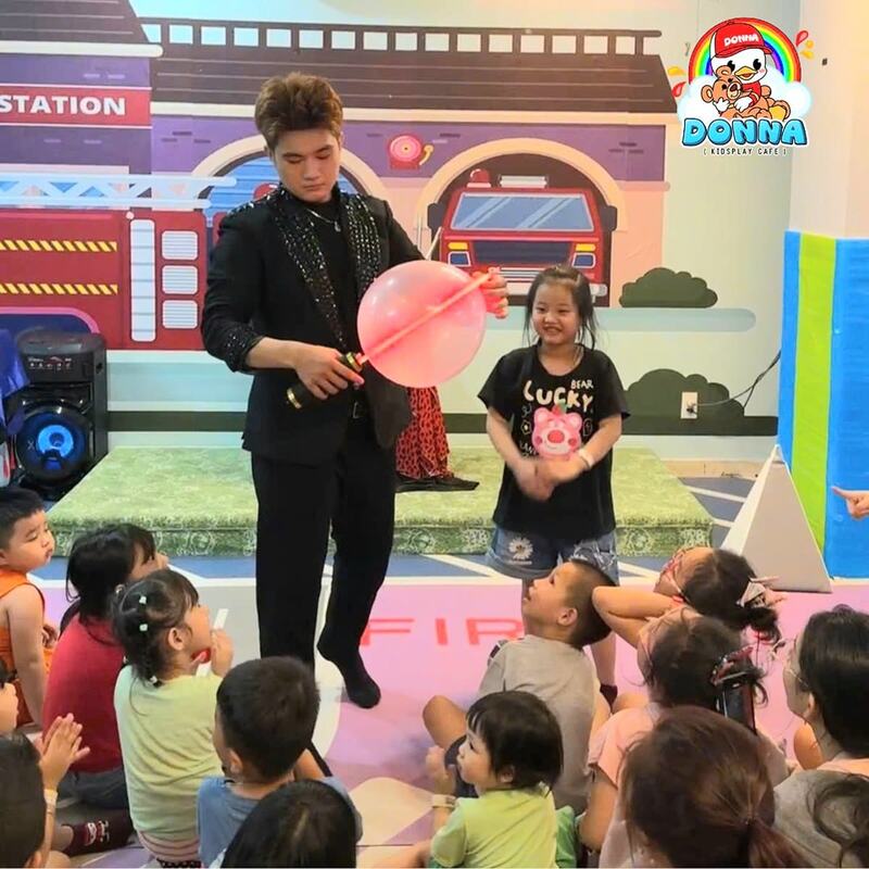 Các bé chăm chú tham gia đêm ảo thuật (Nguồn: DONNA)