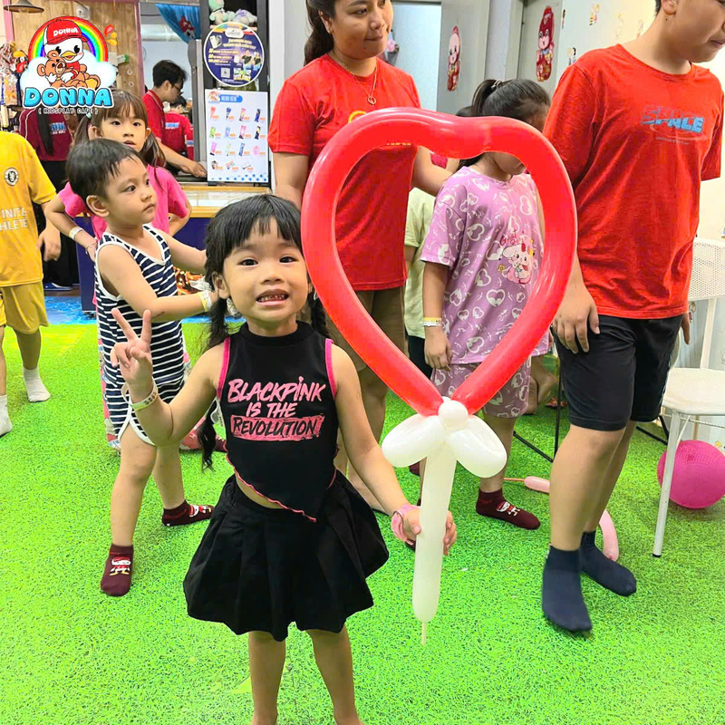 Bé vui trong sự kiện chú hề 16/3 tại DONNA (Nguồn: DONNA)