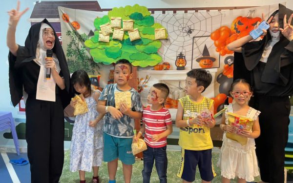 Bé được cơ hội vui chơi và nhận quà thỏa thích (Nguồn: DONNA)