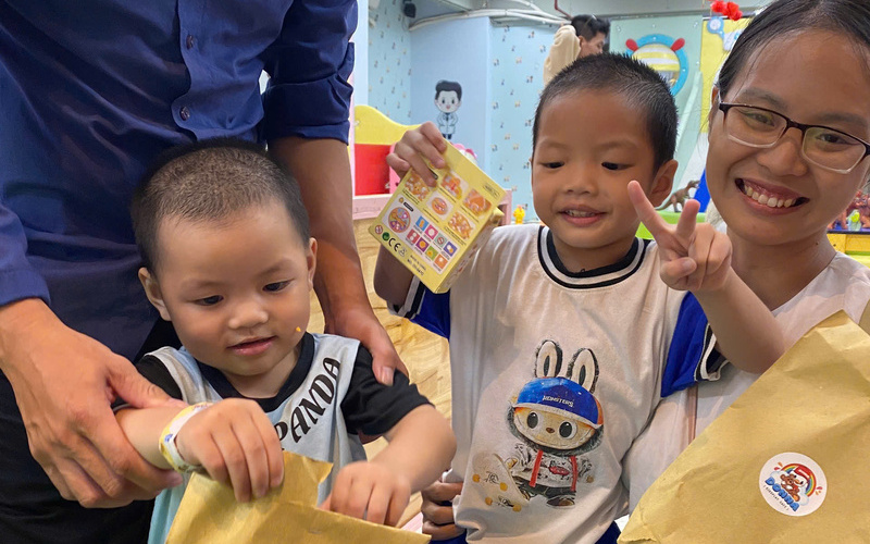 Cả gia đình cùng vui vẻ tham gia sự kiện túi mù (Nguồn: DONNA)