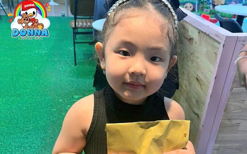 Bé nhận được quà từ sự kiện túi mù lần 3 (Nguồn: DONNA)