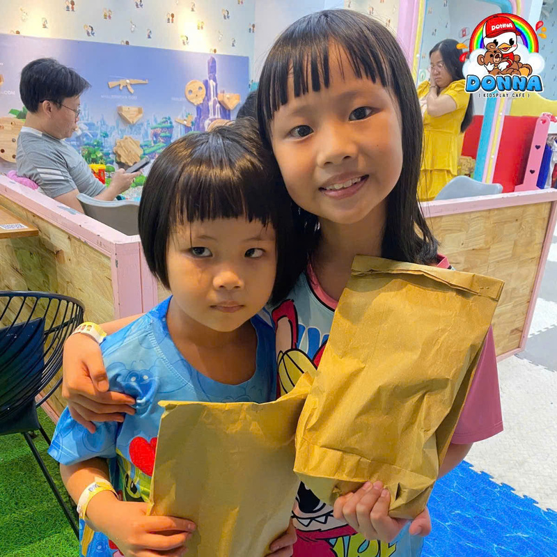 Hình ảnh bé nhận quà siêu vui tại Túi mù tháng 6 lần 4 (Nguồn: DONNA)