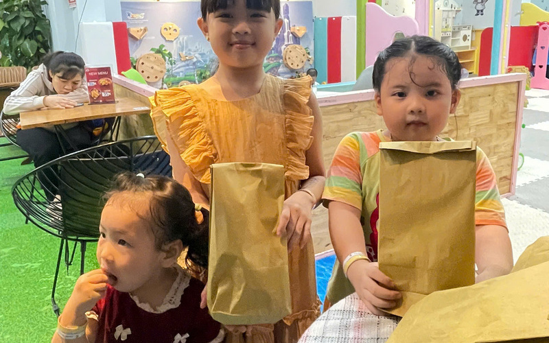 Hanh phúc của các bé là thành công của sự kiện Túi mù tháng 6 lần 5 (Nguồn: DONNA)